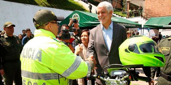 Alcaldía Peñalosa entrega nuevas motos, carros y buses