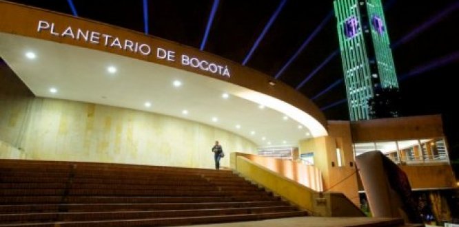 “Luna azul” en el Planetario Nocturno “Luna azul” en el Planetario Nocturno
