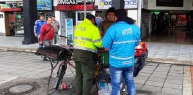 Policía impone dos comparendos a vendedores informales