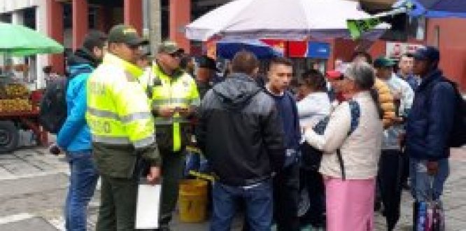 Policía impone dos comparendos a vendedores informales