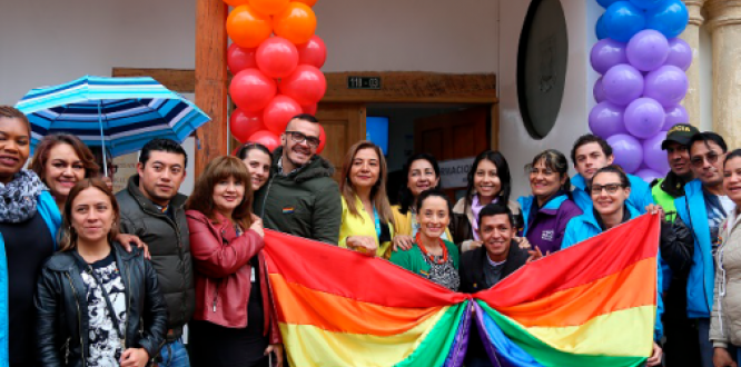 Alcaldesa Mayda Velásquez Rueda recibió la bandera de la diversidad sexual