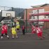 Foto de jóvenes jugado baloncesto